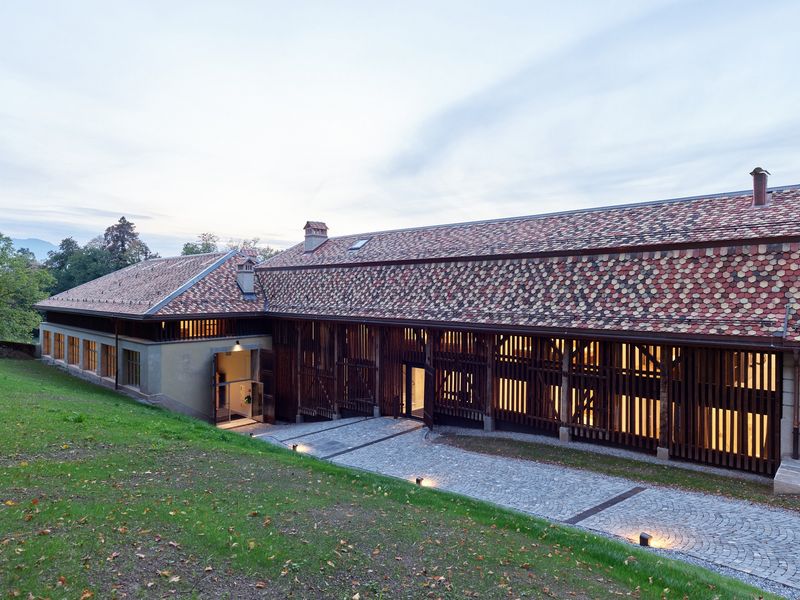 Hauteville, du château au campus, histoire d'une reconversion – Orangerie et bûcher aménagés en réfectoire et chambres – Luca Delachaux, atelier delachaux photographie / Pepperdine University